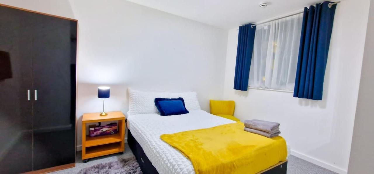 Lovely 2-Bedroom Apartment, Free Parking Манчестер Экстерьер фото