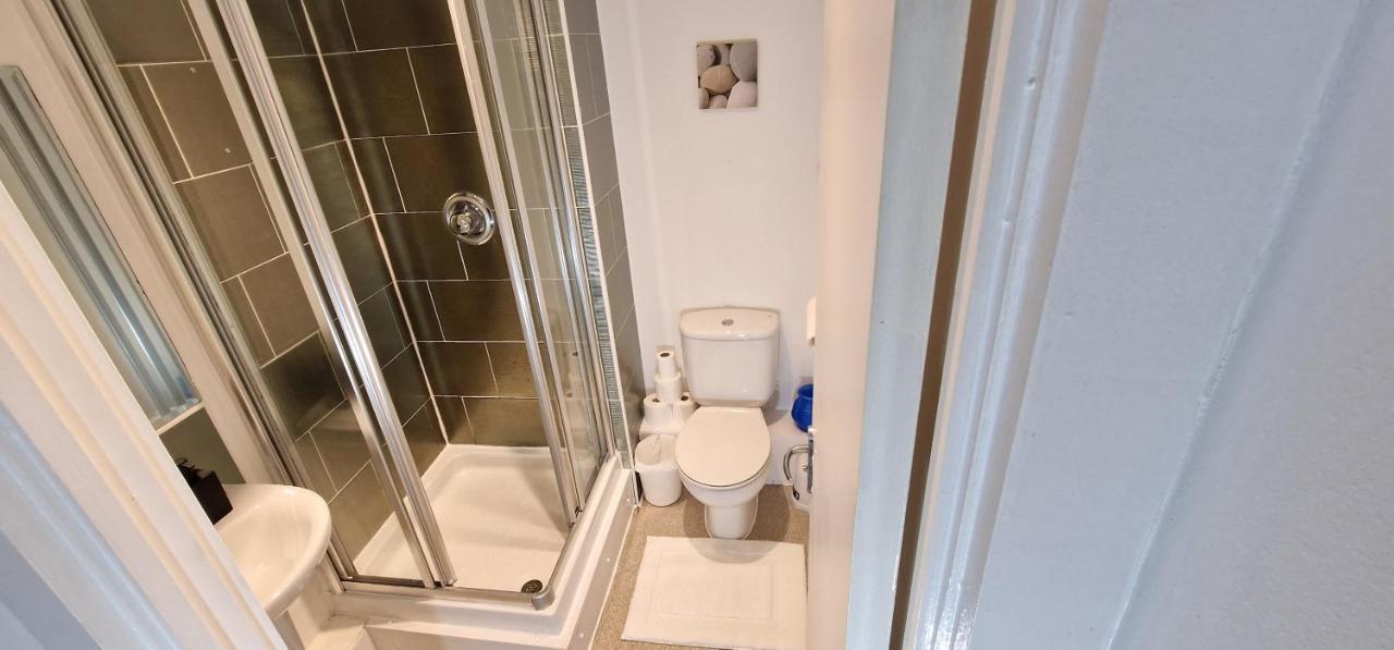 Lovely 2-Bedroom Apartment, Free Parking Манчестер Экстерьер фото